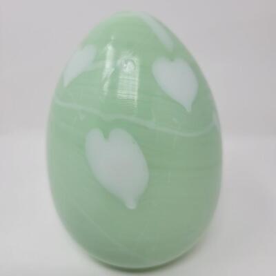 FENTON GREEN SHINY WITH WHITE HANGING HEARTS AND VINES EGG-MADE BY FENTON FOR MCMILLEN & HUSBAND
