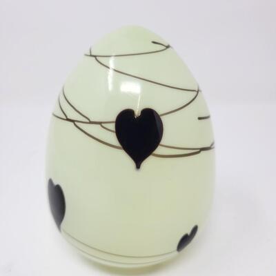 FENTON CREAMY TOPAZ SHINY URANIUM WITH AMETHYST HANGING HEARTS AND VINES EGG-MADE BY FENTON FOR MCMILLEN & HUSBAND