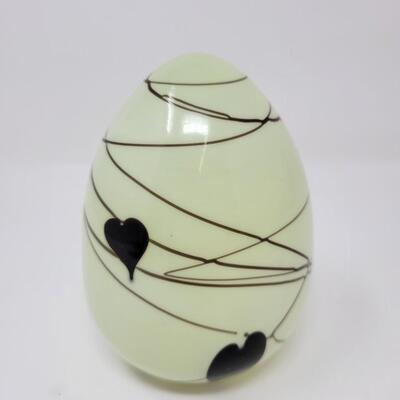 FENTON CREAMY TOPAZ SHINY URANIUM WITH AMETHYST HANGING HEARTS AND VINES EGG-MADE BY FENTON FOR MCMILLEN & HUSBAND