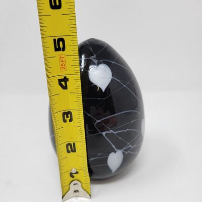 FENTON BLACK SHINY WITH WHITE HANGING HEARTS AND VINES EGG-MADE BY FENTON FOR MCMILLEN & HUSBAND