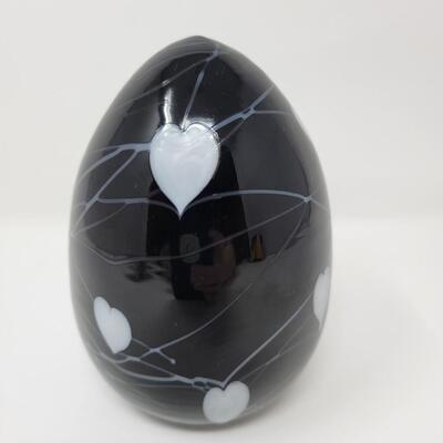FENTON BLACK SHINY WITH WHITE HANGING HEARTS AND VINES EGG-MADE BY FENTON FOR MCMILLEN & HUSBAND