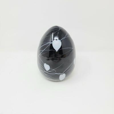 FENTON BLACK SHINY WITH WHITE HANGING HEARTS AND VINES EGG-MADE BY FENTON FOR MCMILLEN & HUSBAND