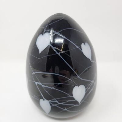 FENTON BLACK SHINY WITH WHITE HANGING HEARTS AND VINES EGG-MADE BY FENTON FOR MCMILLEN & HUSBAND
