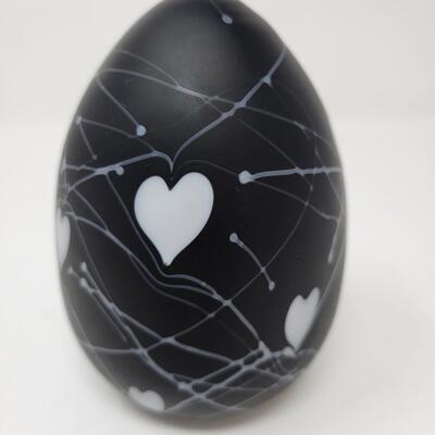 FENTON BLACK SATIN WITH WHITE HANGING HEARTS AND VINES EGG-MADE BY FENTON FOR MCMILLEN & HUSBAND