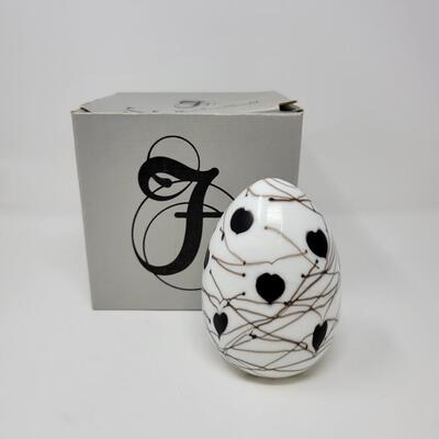 FENTON WHITE SHINY WITH BLACK HANGING HEARTS AND VINES EGG-MADE BY FENTON FOR MCMILLEN & HUSBAND