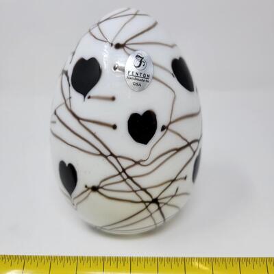 FENTON WHITE SHINY WITH BLACK HANGING HEARTS AND VINES EGG-MADE BY FENTON FOR MCMILLEN & HUSBAND