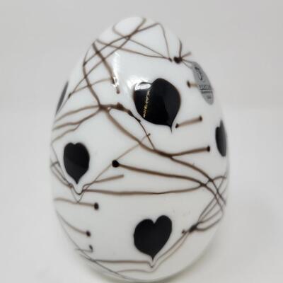 FENTON WHITE SHINY WITH BLACK HANGING HEARTS AND VINES EGG-MADE BY FENTON FOR MCMILLEN & HUSBAND
