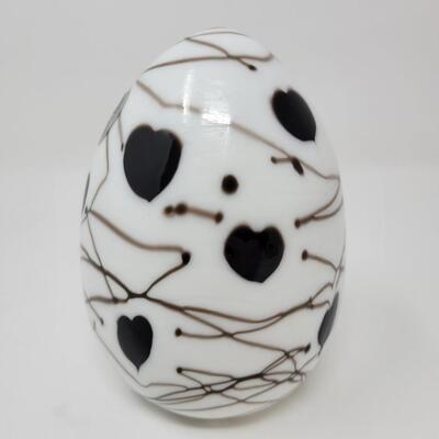 FENTON WHITE SHINY WITH BLACK HANGING HEARTS AND VINES EGG-MADE BY FENTON FOR MCMILLEN & HUSBAND