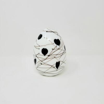 FENTON WHITE SHINY WITH BLACK HANGING HEARTS AND VINES EGG-MADE BY FENTON FOR MCMILLEN & HUSBAND