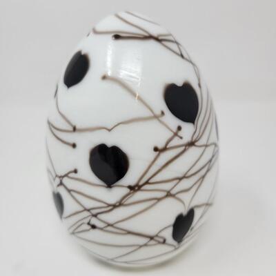 FENTON WHITE SHINY WITH BLACK HANGING HEARTS AND VINES EGG-MADE BY FENTON FOR MCMILLEN & HUSBAND