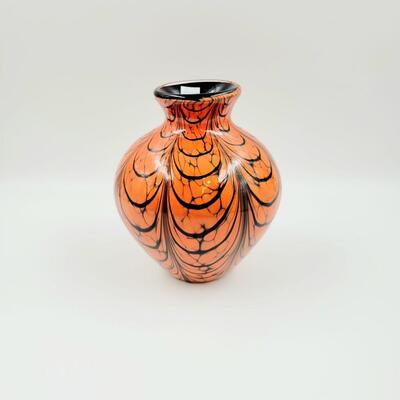 FENTON BY DAVE FETTY ORANGE AND BLACK FEATHER VASE 2007