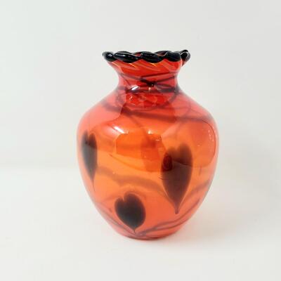 2013 FENTON COLLECTABLES "DAVE FETTY" SIGNED RED ORANGE W/ BLACK HEART VASE - 1 OF A KIND