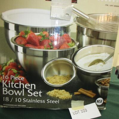 Kitchenware_stainless bowls, pressure cooker