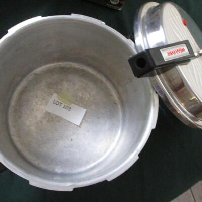 Kitchenware_stainless bowls, pressure cooker