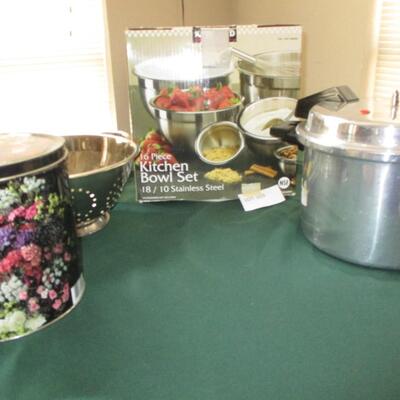 Kitchenware_stainless bowls, pressure cooker