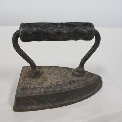 Wagner Skillet & Sad Iron With Trivet (see all pictures)