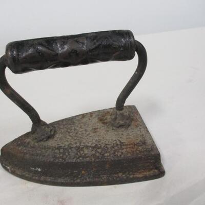 Wagner Skillet & Sad Iron With Trivet (see all pictures)
