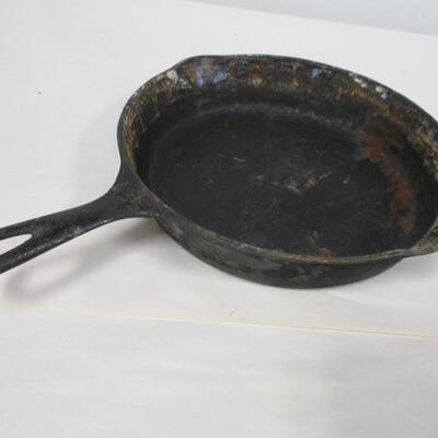 Wagner Skillet & Sad Iron With Trivet (see all pictures)