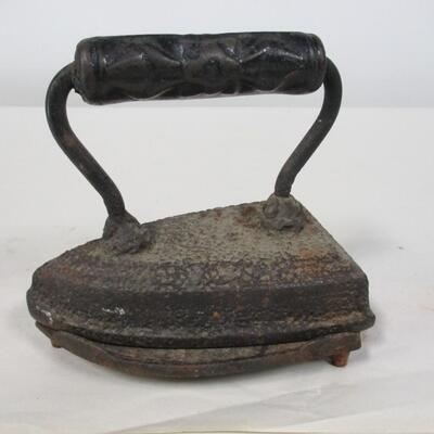 Wagner Skillet & Sad Iron With Trivet (see all pictures)