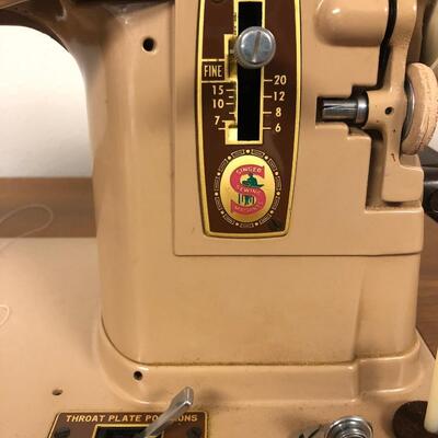 P26- Vintage Singer Sewing Machine- works!