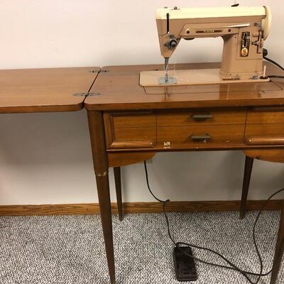 P26- Vintage Singer Sewing Machine- works!