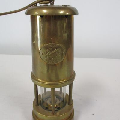 Wales Gymru Protector Lamp