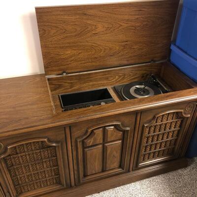 P63. Console stereo by Magnavox