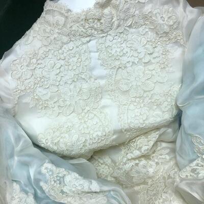 P102. Vintage wedding dress and veil