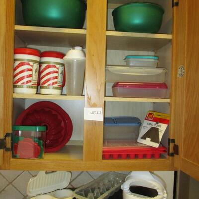 Assorted Plasticware