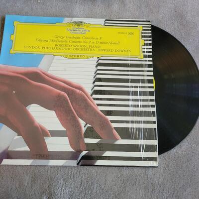 Assortment of Classical Music Vinyl (LR-DW)