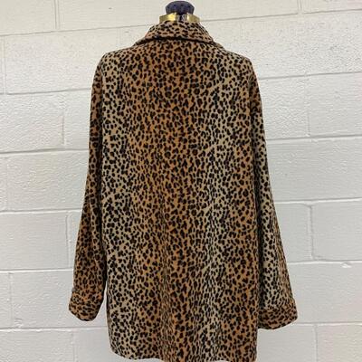 STAN HERMAN - CHEETAH PRINT WOMENâ€™S PLUSH BUTTON UP - SIZE LARGE