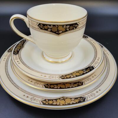 MIKASA CROWN HALL LAP 20 PATTERN FOOTED CUP AND SAUCERS SET
