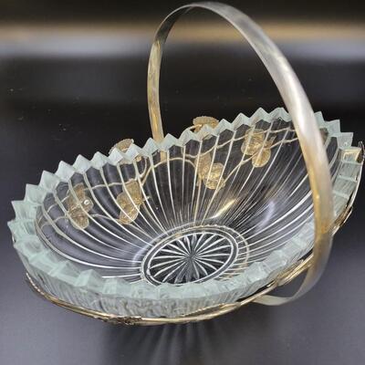 VINTAGE GLASS BRIDES WEDDING BASKET SAWTOOTH RIM BOWL WITH METAL IVY BASKET HOLDER