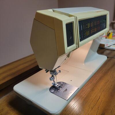 Singer Touch-Tronic 2010 Sewing Machine and Table (L-DW)