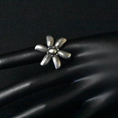 Silver Flower Ring Size 8 