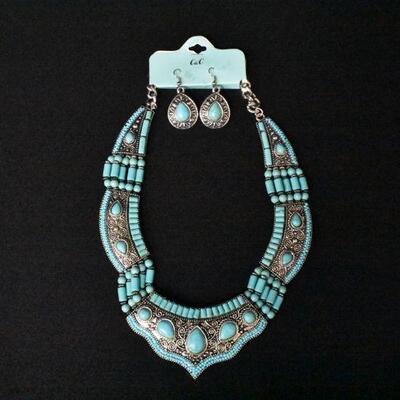 Fashion Statement Necklace with Earrings 