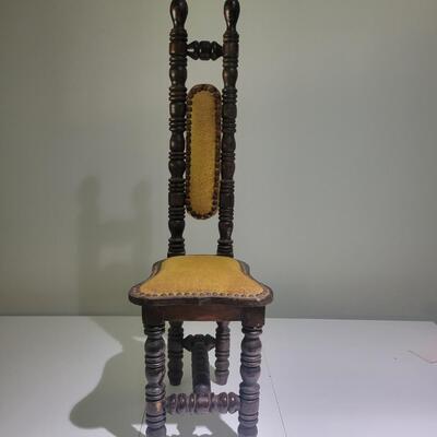 Antique Tiny Wooden Chair (HC1-DW)