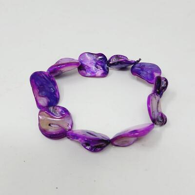 BEAUTIFUL IRIDESCENT PURPLE SHELL STRETCHY BRACELET