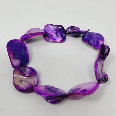 BEAUTIFUL IRIDESCENT PURPLE SHELL STRETCHY BRACELET