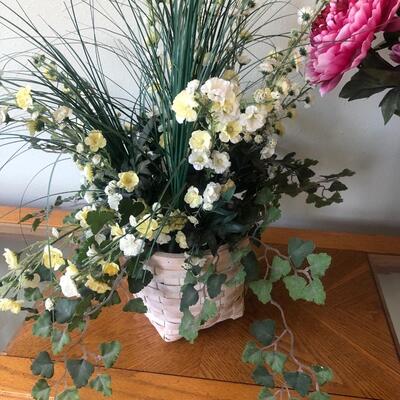 L11- Glass vase with flowers & Wicker w/flowers