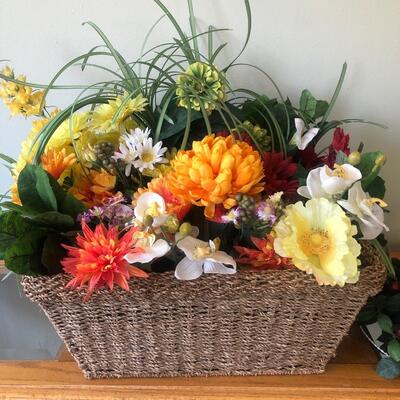 L12- Basket of flowers & Wall Pocket