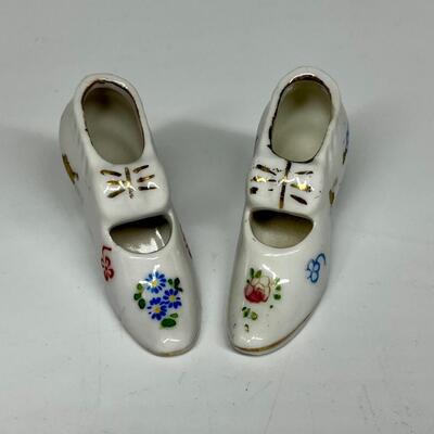 Pair of white flower pattern ceramic shoe figurines