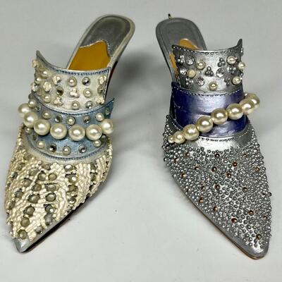 Lot of two blue beaded miniature shoe figurines
