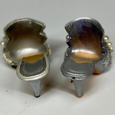 Lot of two blue beaded miniature shoe figurines