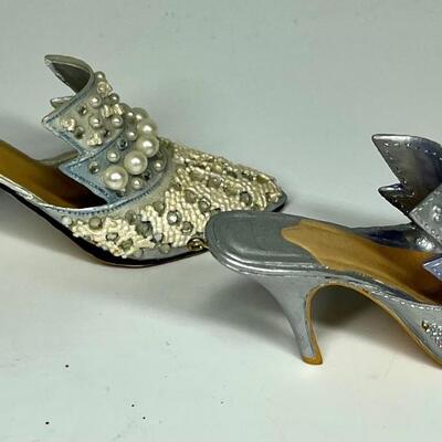 Lot of two blue beaded miniature shoe figurines