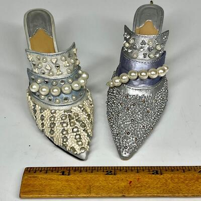 Lot of two blue beaded miniature shoe figurines