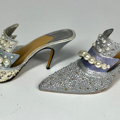 Lot of two blue beaded miniature shoe figurines