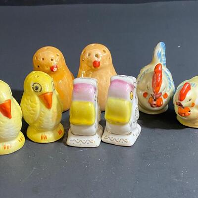 LOT 30: Collection of 4 Vintage Salt/Pepper Shakers