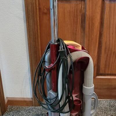 Lot 22: HOOVER Fusion Cyclonic Vacuum Cleaner