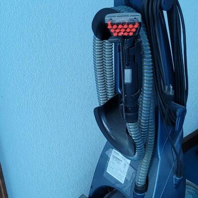 Lot 23: BISSEL Pro Heat 2X Vacuum Cleaner